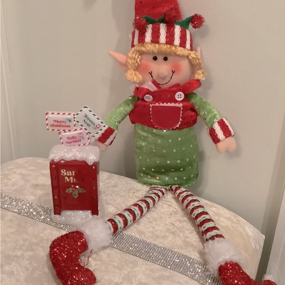 Cute elf on the shelf with bath and bodywork’s Santa’s mailbox plug in - Picture 5 of 5